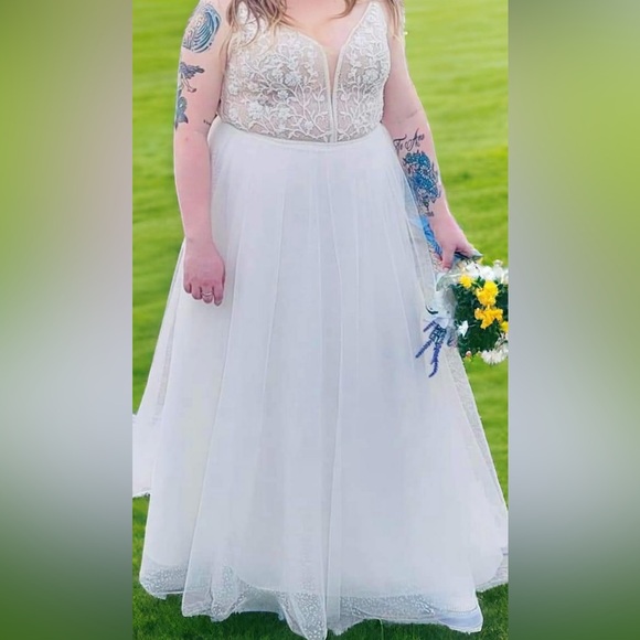 Elegant White Lace Wedding Dress - Picture 2 of 4